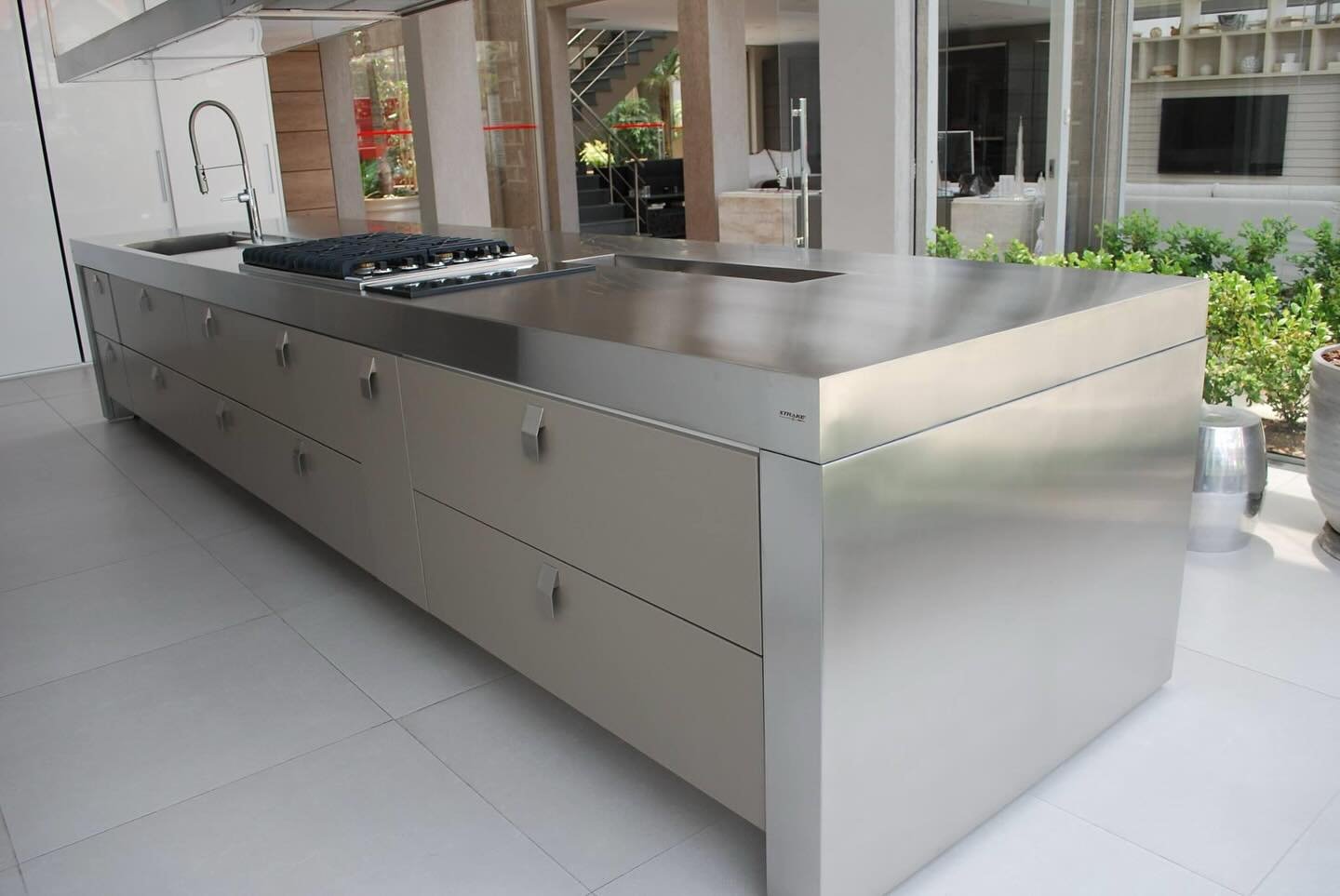 Projeto de cozinha moderna com cuba Strake