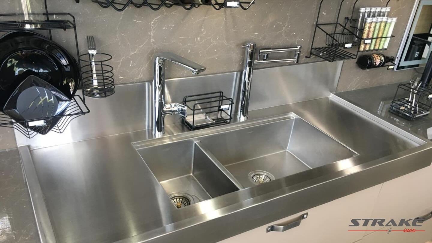 Cuba Strake Inox instalada em bancada de luxo